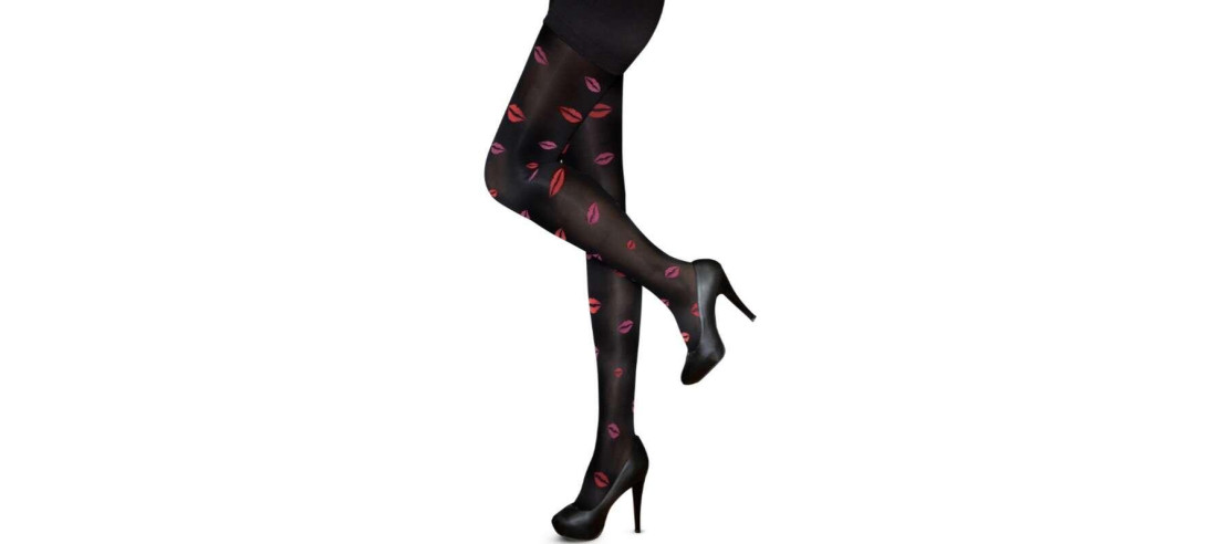 collant noir bisoux rouges debout