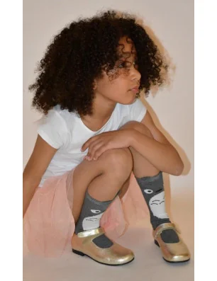 la petite fille qui aime les chaussettes