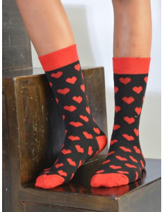 Chaussettes noires à coeurs rouges