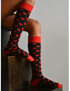 Mi bas noires à coeurs rouges