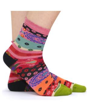 chaussettes-ruban-rouge-patchwork-fleurs-RUBA028_portée