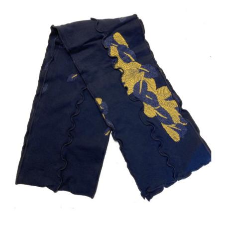 echarpe-berthe-aux-grands-pieds-hiver-coton-marine-feuilles-d-or-a-plat