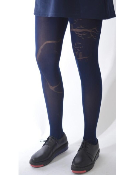 Collant sur un arbre Perché Berthe