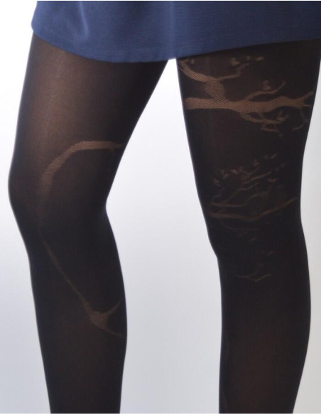 Collant sur un arbre Perché Berthe