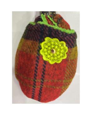 Chaussons-Les-Petits-Caprices-polaire-scotty-Rouge-vert-détail