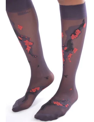 Belles chaussettes fleuries berthe aux grands pieds violette à fleurs rouges