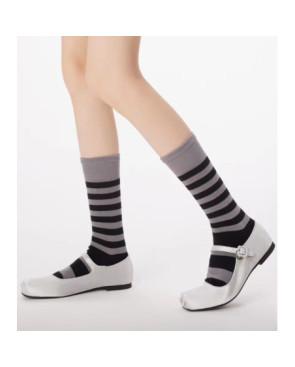 Chaussettes-5-doigts-rayures-décalées-Gris-noires