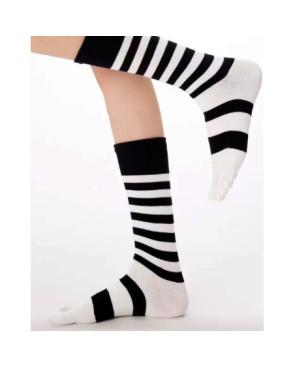 Chaussettes-5-doigts-rayures-décalées-blanches-noires