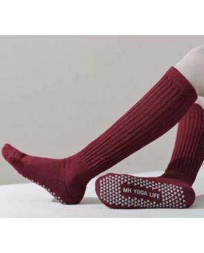  Chaussettes-coton-cotes--anti-dérapant-yoga-bordeaux -assis