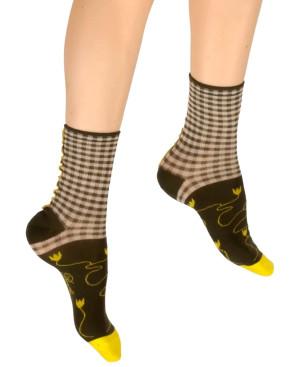 chaussettes-Berthe-aux-grands-pieds--fil-d-ecosse-vivhy-fleurs-jaunes-détail-portées