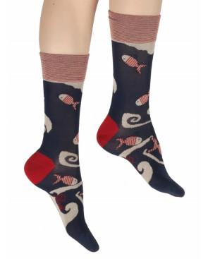 chaussettes-Berthe-aux-grands-pieds-poissons-rouges-portées