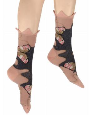 chaussettes-Berthe-aux-grands-pieds-Rose-papillons-portées