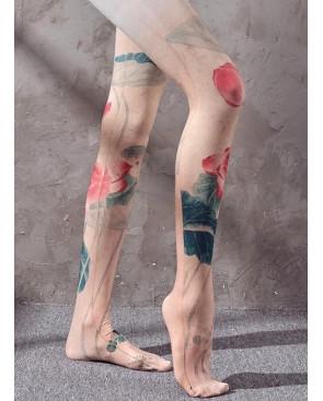 Collant-imprimé-Leopoldo-Caprices-Bouquet-de-roses-imprimé-jambes-croisée