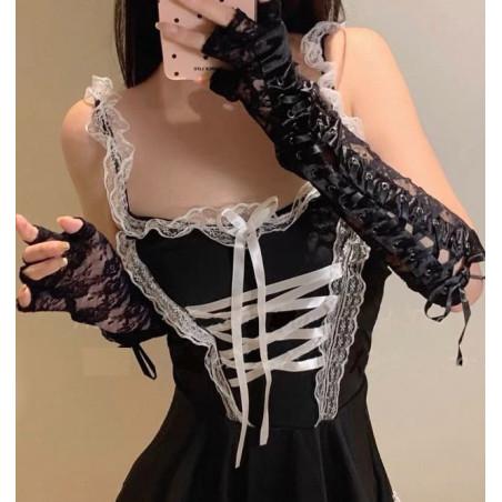 Mitaines-dentelle-laçage-noir-ruban-satin-croisé-porté