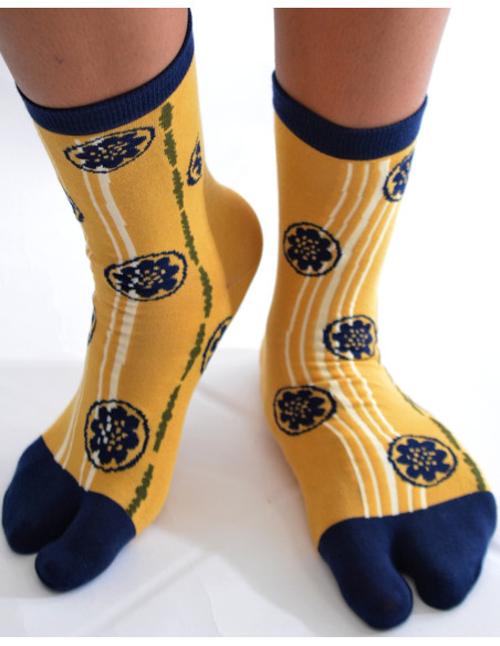 Chaussettes-japonaises-coton-les-petits-caprices-lotus-bleues-profil