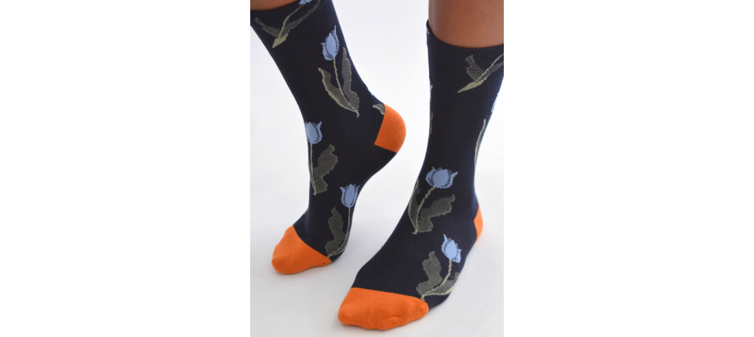 Chaussettes-les-petits-caprices-marine-TULIPES-bleues-3-quarts