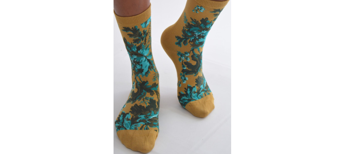 Chaussettes-les-petits-caprices-moutarde-fleuris-de-turquoise-3-quart-face