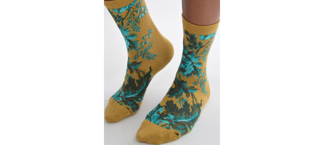 Chaussettes-les-petits-caprices-moutarde-fleuris-de-turquoise-3-quart-3quarts