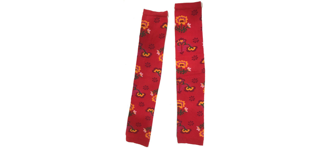Mitaines-et chaussettes-cronert-fleurs stylée-détail-rouge