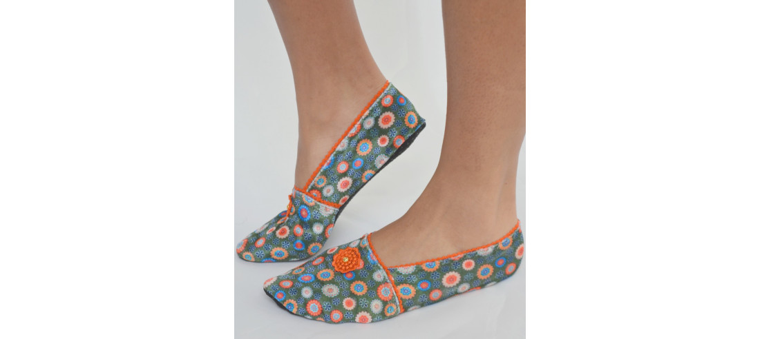 Chausson-velours-imprimé-les-petits-caprices-ta-ta-ta-orangel-profil