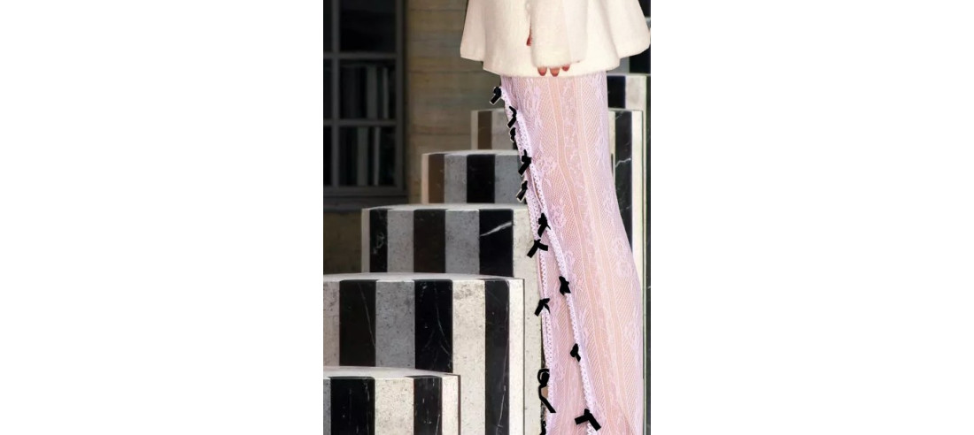 Collant-dentelle-blanc-rubans-noirs-LPC-collonnes-de -burenne