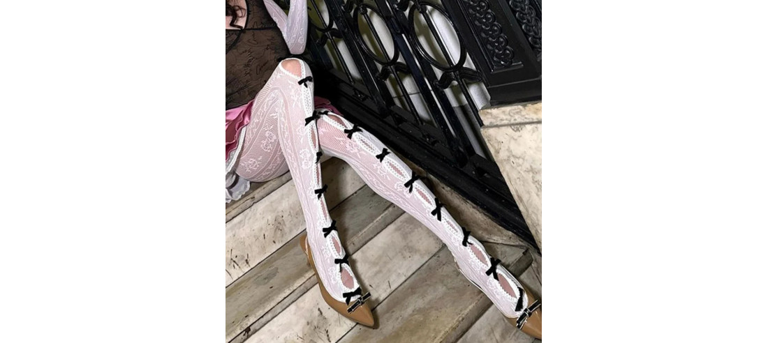 Collant-dentelle-blanc-rubans-noirs-LPC-assis