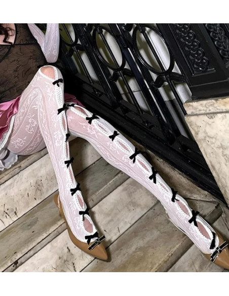 Collant-dentelle-blanc-rubans-noirs-LPC-assis