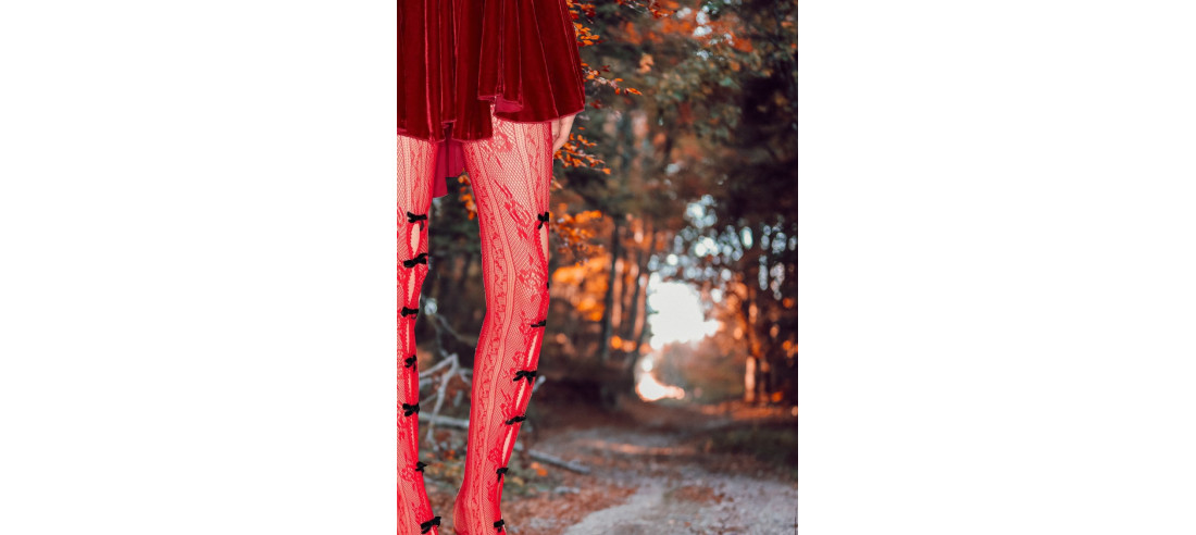 Le-Collant-dentelle-rouge-rubans-noirs-du-petit-chaperon-rouge