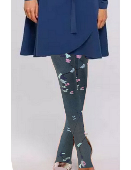 Collant-berthe-aux-grands-pieds-sakura-Fleuri-ciel-porté