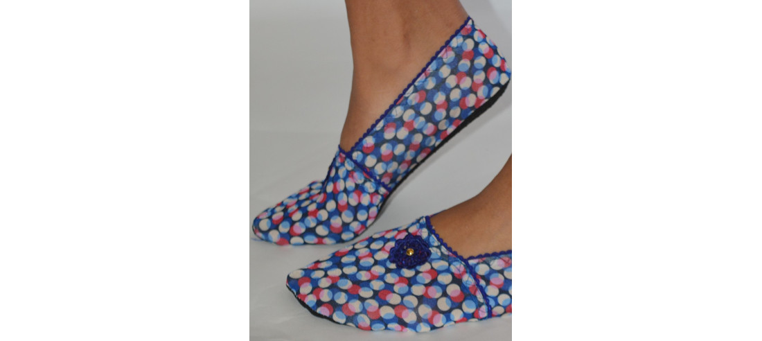 chaussons-tissu-imprimé-de-voyage-ixli-les-petits-caprices-bubble-bleu-roi-profil