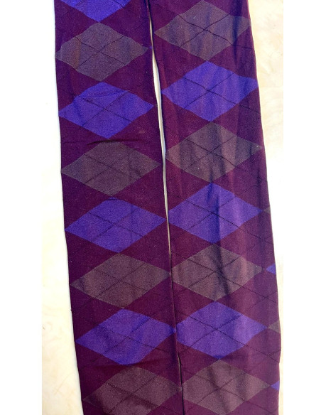 Collant-opaque-losanges-large-violet-bodeaux-porté