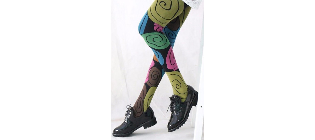 Collant-opaque-losanges-spirales-fantaisie-porté-profil