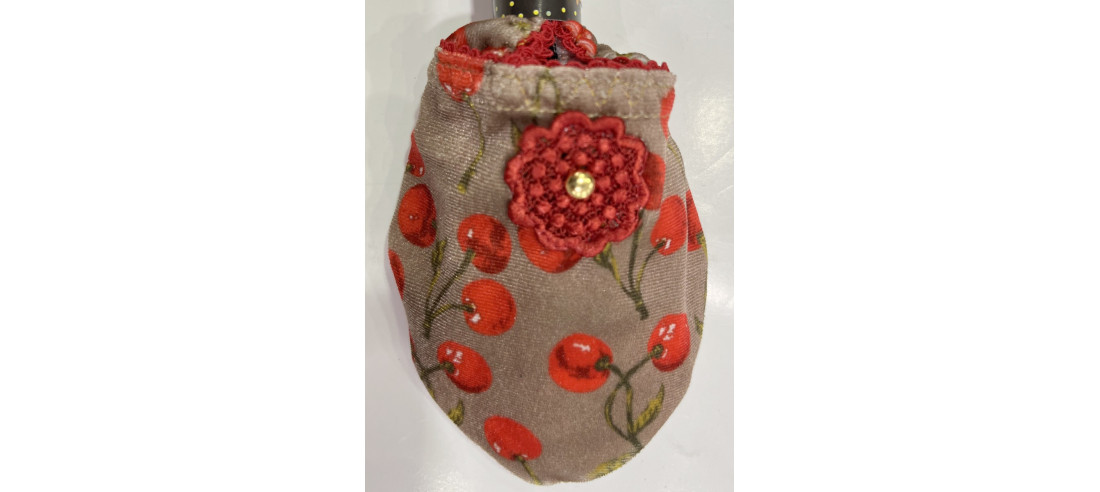 Chaussons-Les-Petits-Caprices-velours-Cherry-rouge-détail