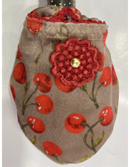 Chaussons-Les-Petits-Caprices-velours-Cherry-rouge-détail