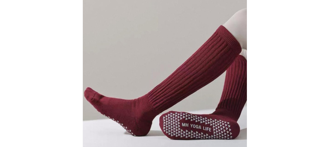 Chaussettes-coton-cotes--anti-dérapant-yoga-bordeaux -assis