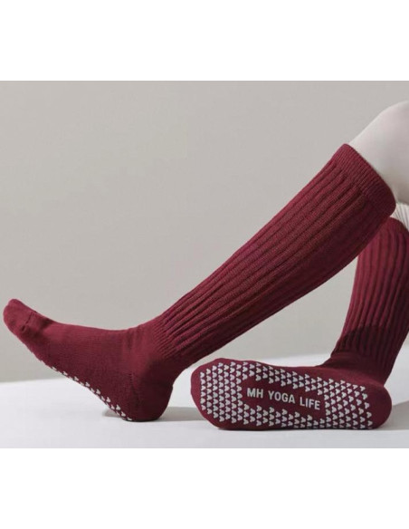 Chaussettes-coton-cotes--anti-dérapant-yoga-bordeaux -assis