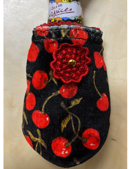 chausson-les-petits-caprices-velours-cherry-red-détail