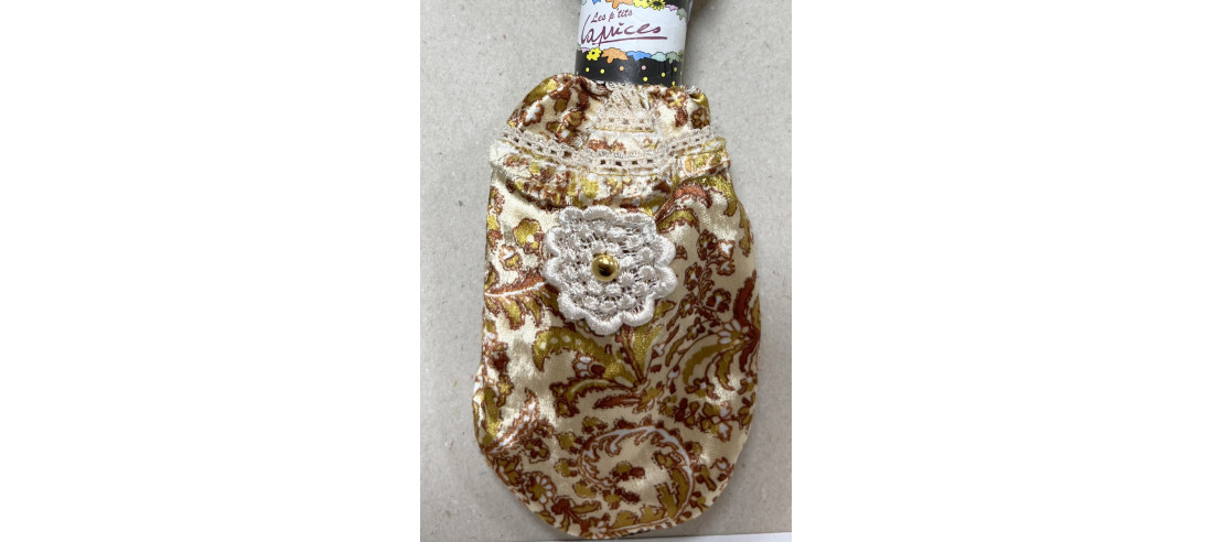 chausson-les-petits-caprices-velours-morgana-créme-détail