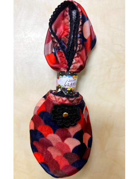 chausson-les-petits-caprices-velours-scale-black-détail