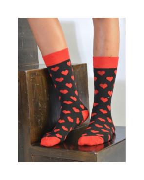 Chaussettes noires à coeurs rouges