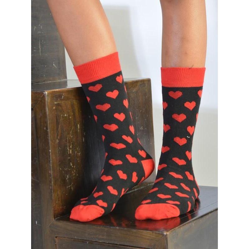Chaussettes noires à coeurs rouges
