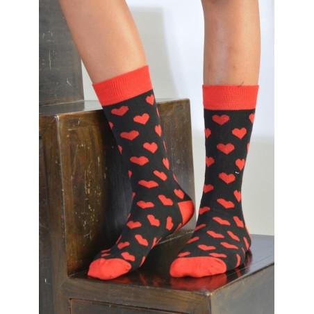 Chaussettes noires à coeurs rouges