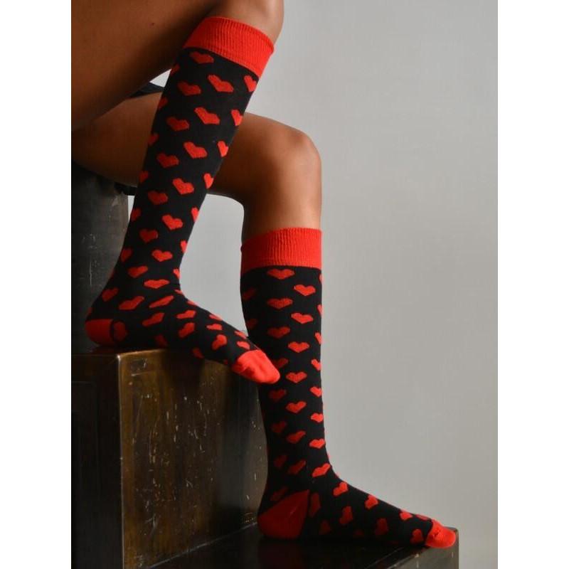 Mi bas noires à coeurs rouges