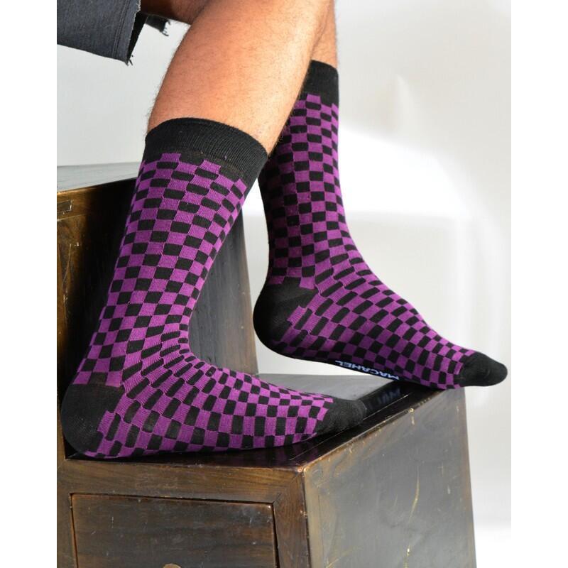 Chaussettes à carreaux noirs et violets