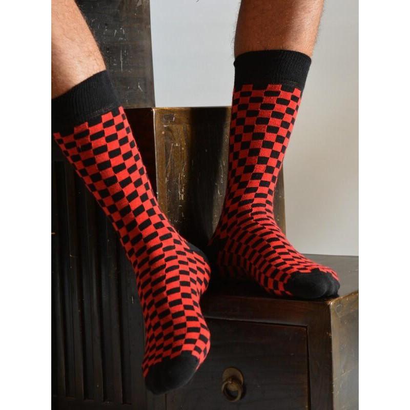 Chaussettes à carreaux noirs et rouges