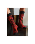 Chaussettes à carreaux noirs et rouges