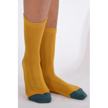 Chaussettes Berthe aux grands pieds soie moutarde